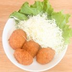 「豚ローストアンガス牛入り・極上メンチかつ」は具材に味がしっかり付いているので、ソースがなくても大満足