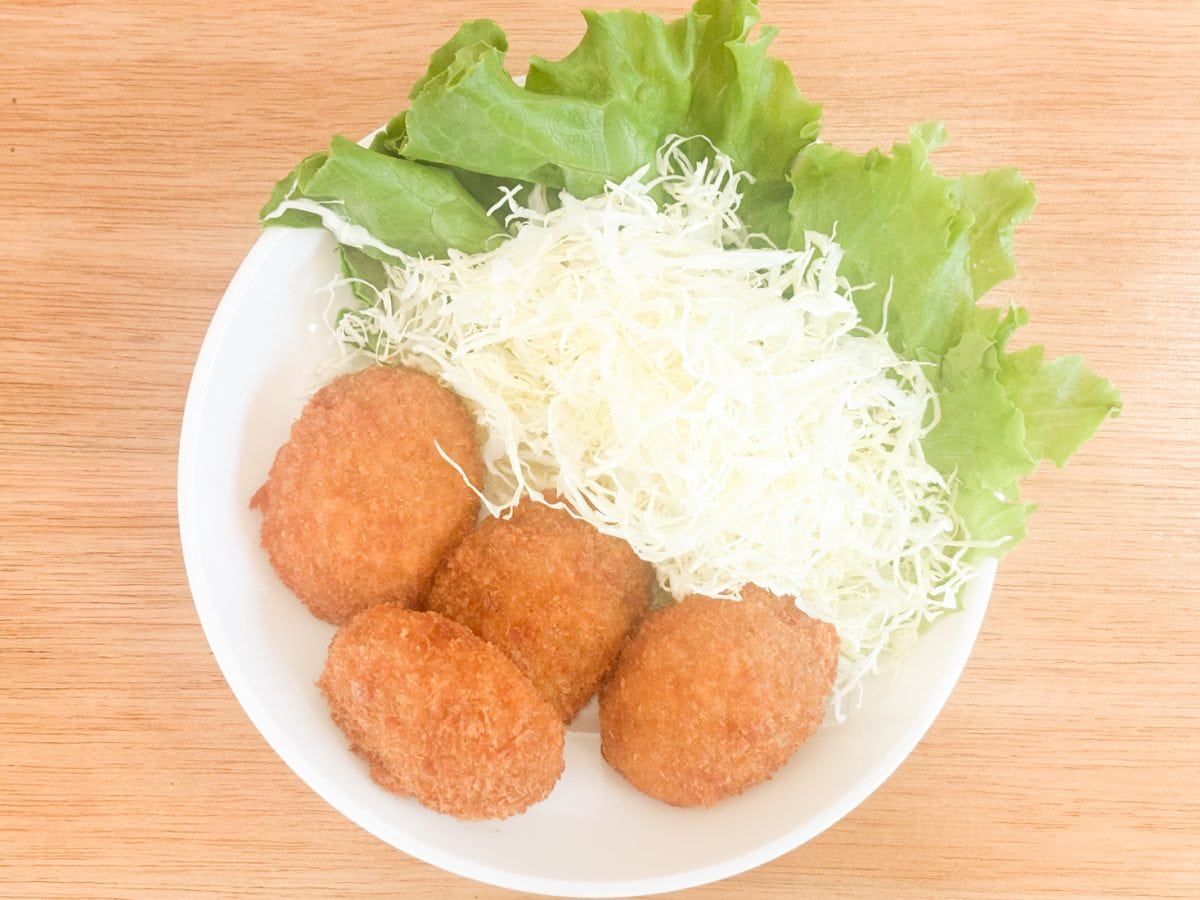 「豚ローストアンガス牛入り・極上メンチかつ」は具材に味がしっかり付いているので、ソースがなくても大満足