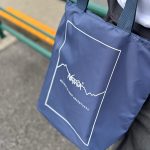 アートバッグのような洗練さを感じ、年齢や性別を問わず持ち運べるデザイン性の高さ