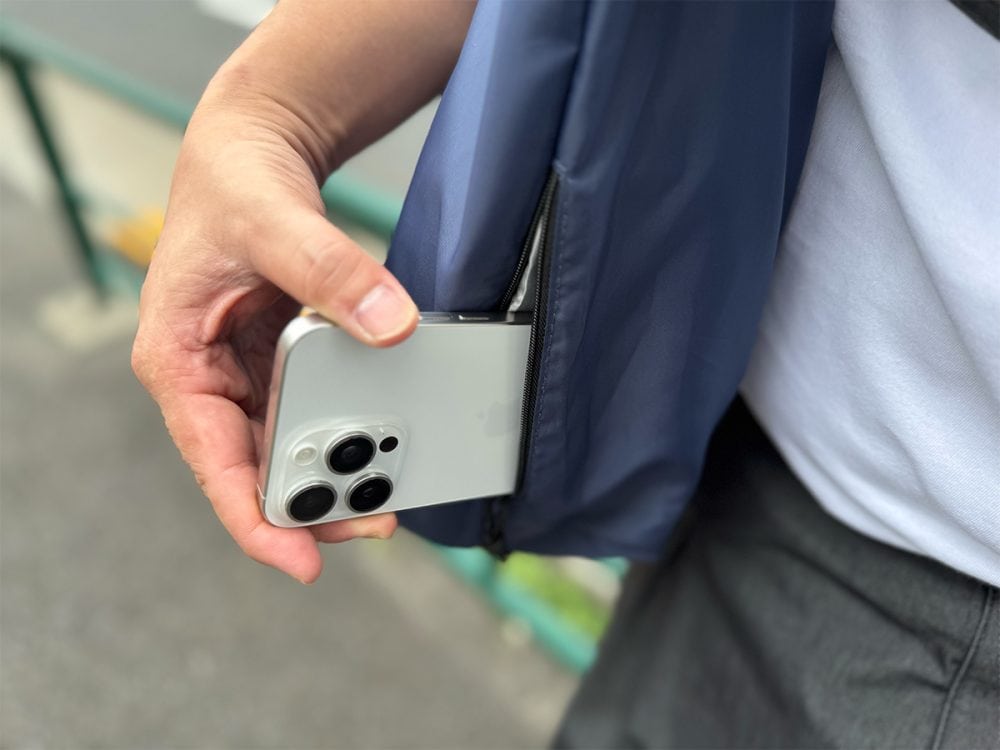 サイドにはスマホがすっぽりと入るジップポケットを完備