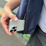 サイドにはスマホがすっぽりと入るジップポケットを完備
