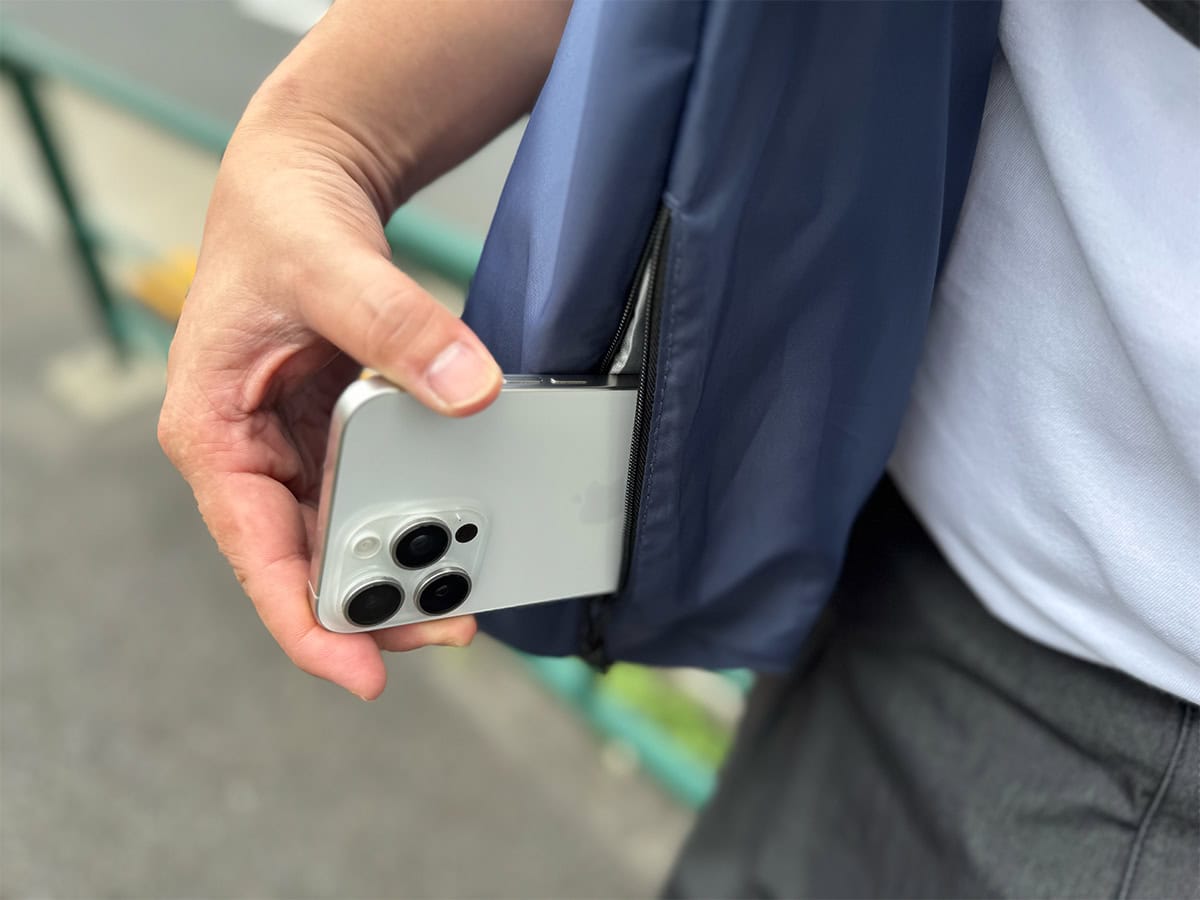 サイドにはスマホがすっぽりと入るジップポケットを完備