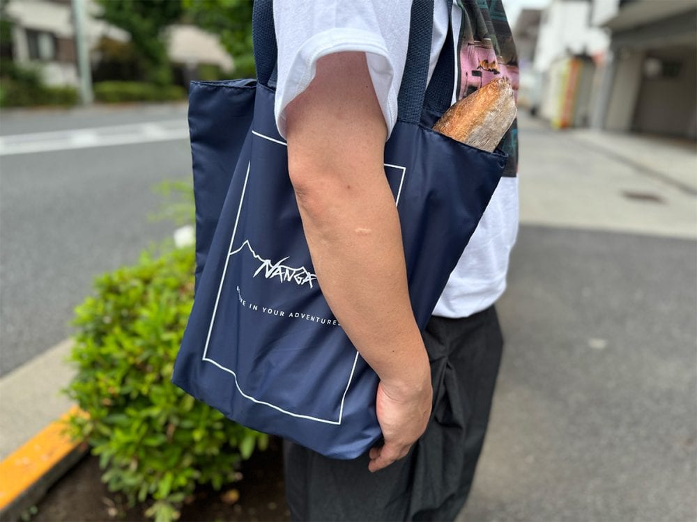 このサイズ感なら長物の野菜や飲み物なども収まるので、買い物バッグとして十分活躍してくれそう