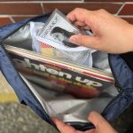 メッシュポケットにはカセットテープも入る