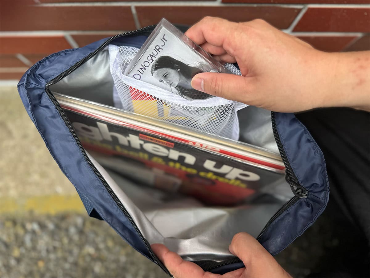 メッシュポケットにはカセットテープも入る
