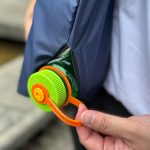 サイドポケットに給水用のボトルが入る