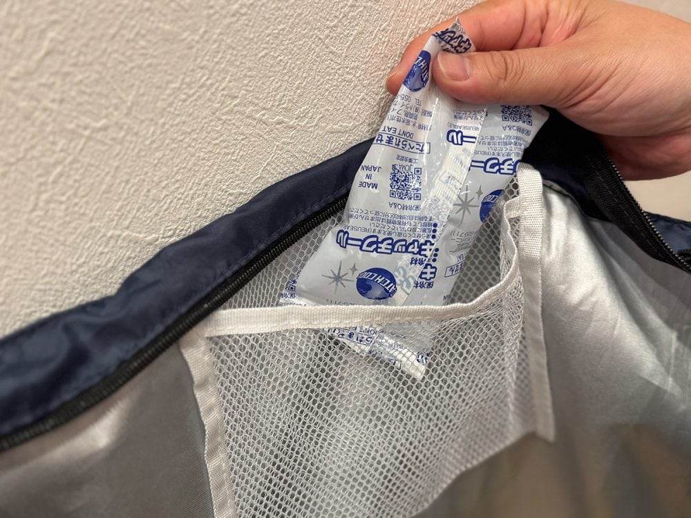 内側のメッシュポケットは保冷剤を入れるのに最適