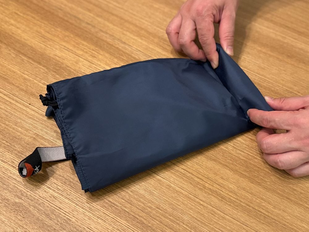 両端から折り込み、短冊状になったら端からくるくると丸める