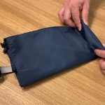 両端から折り込み、短冊状になったら端からくるくると丸める