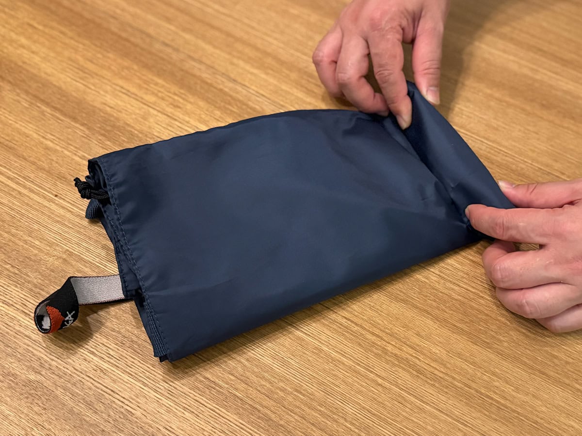 両端から折り込み、短冊状になったら端からくるくると丸める