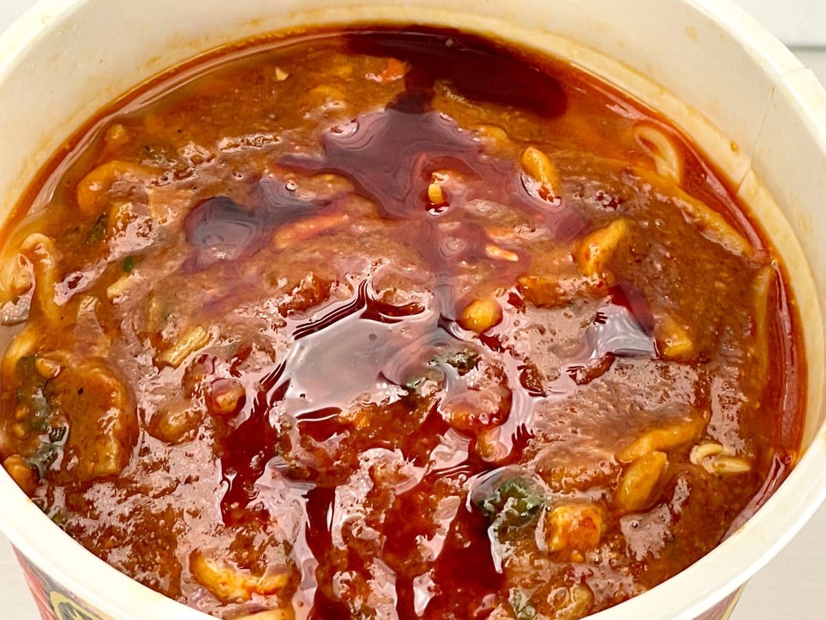 セブンプレミアム
蒙古タンメン中本 北極ラーメン／見た目のドス黒いビジュアルがもはや暴力的です