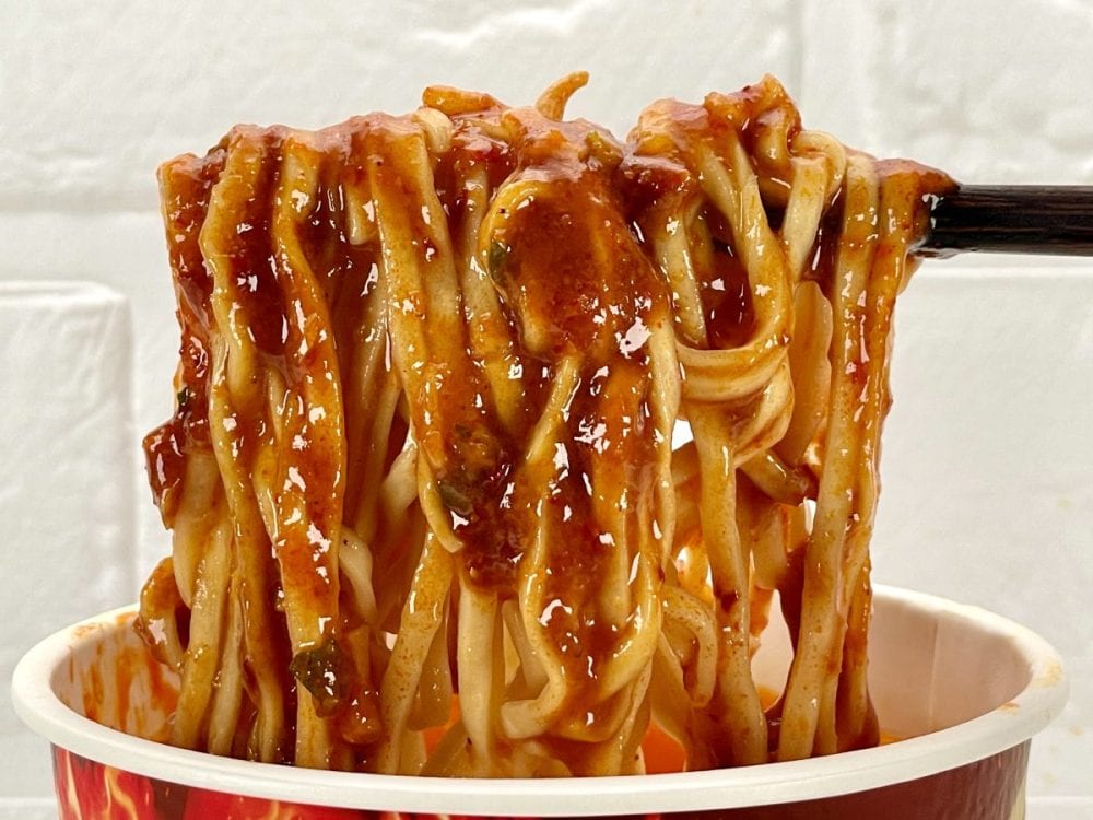 セブンプレミアム
蒙古タンメン中本 北極ラーメン／麺はカップ麺では太麺の部類で、非常にお店に近い印象ですすれるレベルの太さです
