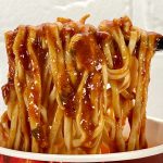 セブンプレミアム 蒙古タンメン中本 北極ラーメン／麺はカップ麺では太麺の部類で、非常にお店に近い印象ですすれるレベルの太さです