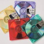 「ソニーが生んだMDとは？」 1992年に発売されたMDはソニーが独自に開発したもの。データの書き換えには磁気を使うものの、データはレーザーで読み取ることができる。小さく使いやすいメディアとして爆発的に普及した