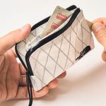 ラフター ウォレット　「カードが収まる内装中央のポケットは、外側からもアクセス可能。サッと出し入れできる」
