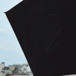 炎天下でも体感温度が下がる遮光率100％生地を採用