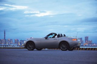 「300万円切りスタートの本格FRスポーツカー」ピュアな走りを楽しむ大人たちへ…“神コスパカー大賞”スポーツカー部門はマツダが世界に誇る2シーターに決定！