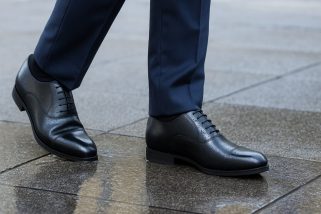 「すごい通勤シューズ」撥水力が半永久的に続く…晴雨兼用ビジネスシューズなら“青山の本革撥水ビジネスシューズ”が正解！