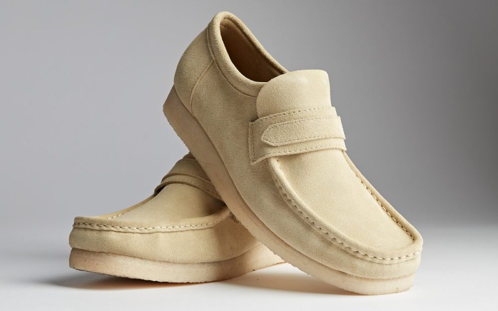【スニーカー以上ローファー未満】クラークスの名品「ワラビー」がこの夏ローファー仕様に！
