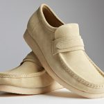 【スニーカー以上ローファー未満】クラークスの名品「ワラビー」がこの夏ローファー仕様に！