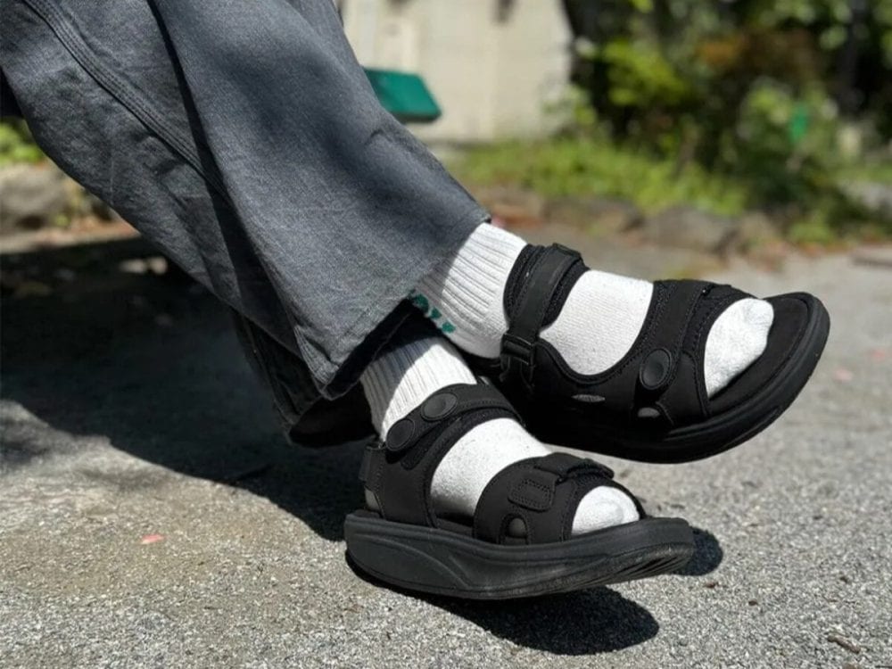 第1位　「歩くだけでトレーニングに⁉」中毒者急増中！オフィスでも街でも履ける“MBTのサンダル”をスタイリストが試してみた