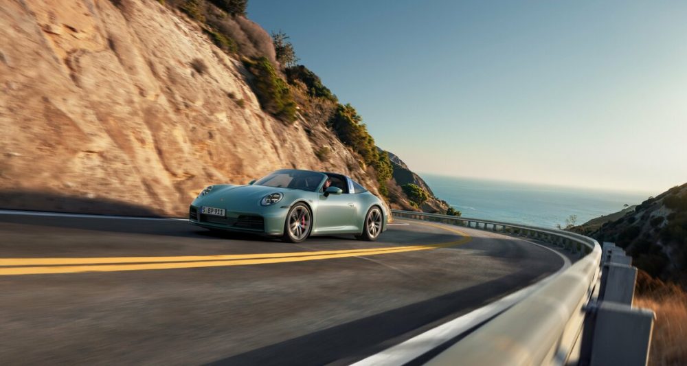 911カレラ4Sクーペの0-100km/h加速タイムは3.3秒（スポーツクロノパッケージ装着車）、最高速度は308km/hと発表