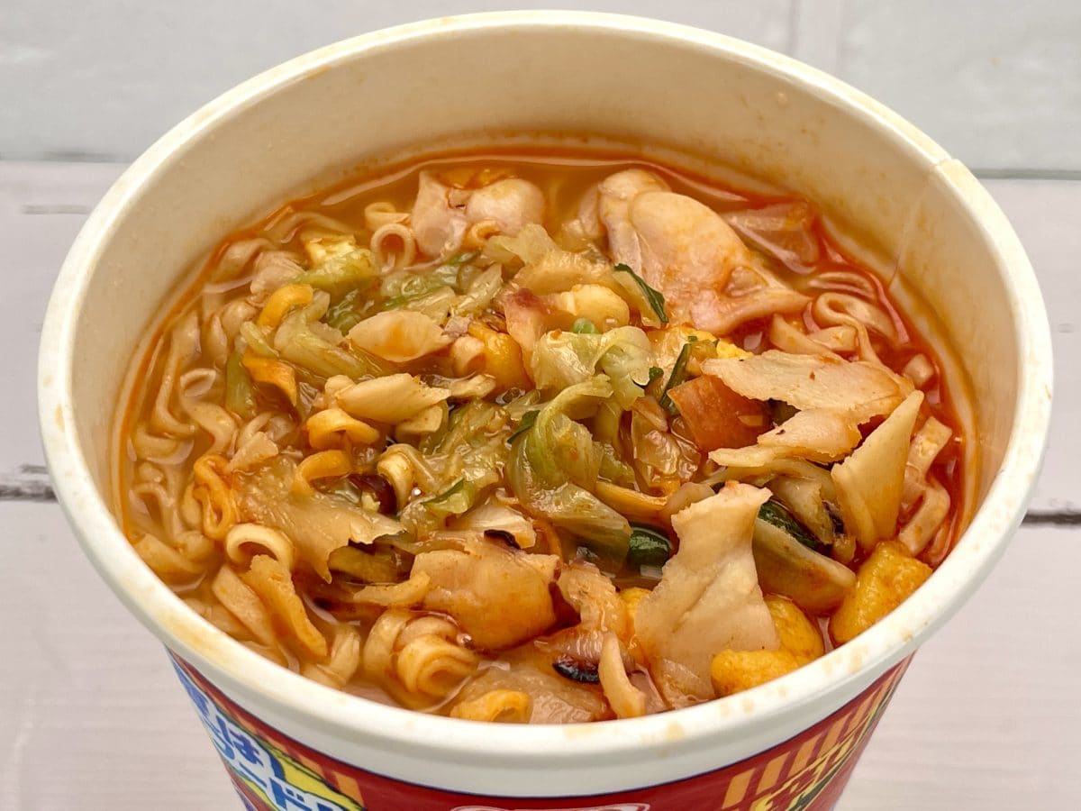 日清食品
日清カップヌードルレッドシーフードヌードル／ポークとチキンのWスープにホタテを中心とした魚介系の旨みを合わせたリッチなベーススープ