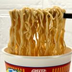 日清食品 日清カップヌードルレッドシーフードヌードル／麺はおなじみの中細のウェーブ油揚げ平打ち麺です。カップヌードルはスープの浸透力が強い麺なため、食べ進めるごとに麺の表情を変えてくれます