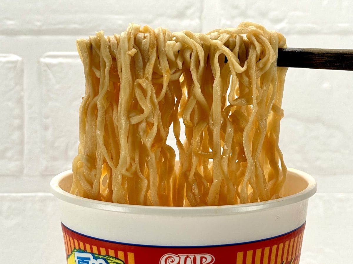 日清食品
日清カップヌードルレッドシーフードヌードル／麺はおなじみの中細のウェーブ油揚げ平打ち麺です。カップヌードルはスープの浸透力が強い麺なため、食べ進めるごとに麺の表情を変えてくれます