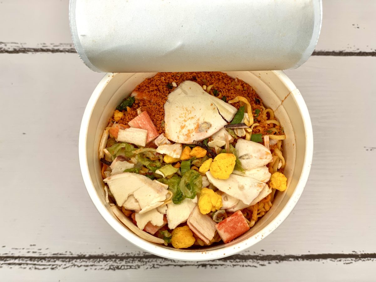 日清食品
日清カップヌードルレッドシーフードヌードル／具材にはいか＆キャベツ＆カニカマ＆卵＆ねぎとこれも豪華ラインナップ