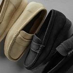 【スニーカー以上ローファー未満】クラークスの名品「ワラビー」がこの夏ローファー仕様に！