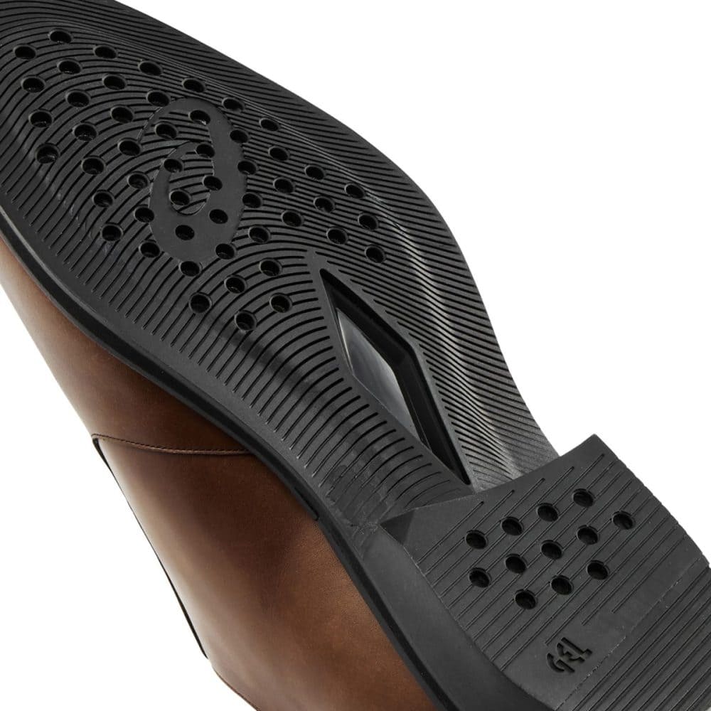 「RUNWALK 7 LS」と「RUNWALK 7 TS GTX」は、靴底の中部から前部にかけてY字型の樹脂製補強材を内蔵することで、歩行時の過度なねじれを抑制し、安定した歩行をサポート