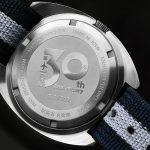 裏蓋には、2025年度に実機ブルーインパルス塗装として使用されるT-4運用30周年記念ロゴと、限定300本シリアルナンバーを刻印