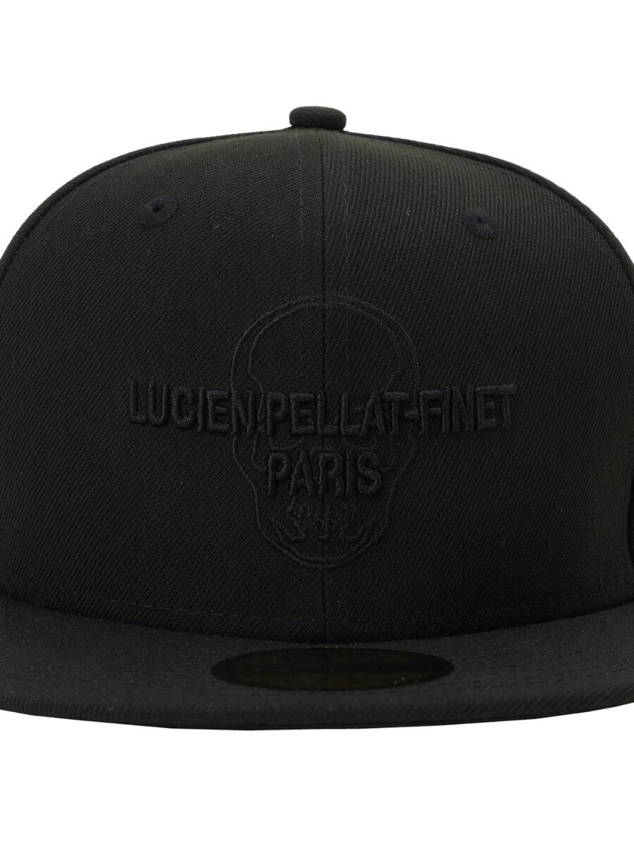 フロントにスカル、そしてLUCIEN PELLAT-FINET PARISのロゴ、左サイドにニューエラのロゴを刺繍で表現