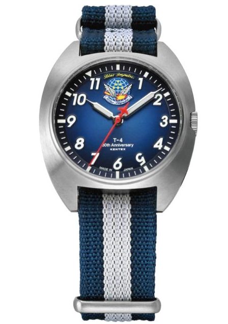 ケンテックス「Blue Impulse クラシックスタンダード T-4 30周年記念モデル」￥22,000／クオーツ／36㎜径／10気圧防水