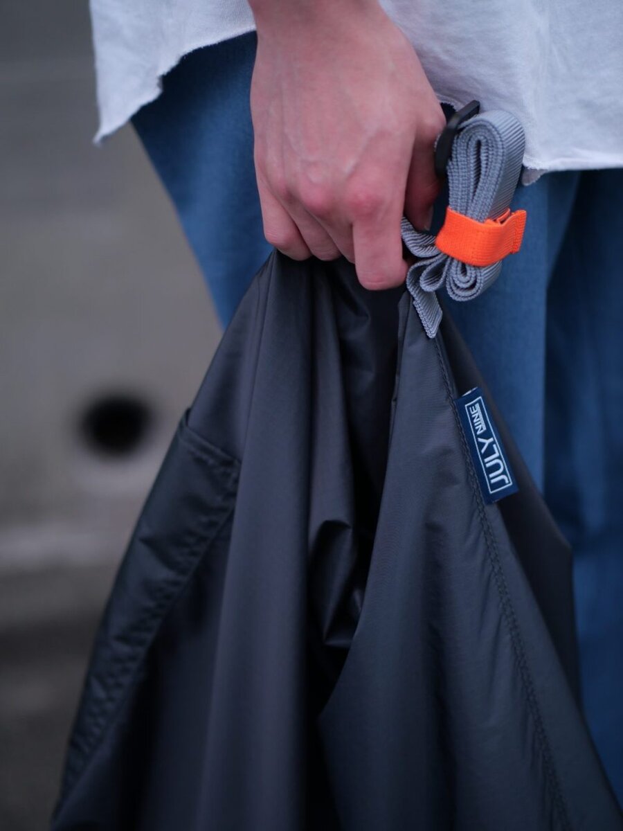 余ったストラップは付属のボムバンドでまとめられるなど、実用性にも配慮された仕上がりに。