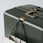 手荷物をかけられるハンギングフック