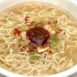 寿がきや 岐阜タンメン辛口／辛味あんはお好みの辛さで加減して投入するタイプです。この段階ですでににんにくのよい香りが鼻を刺激してくれます