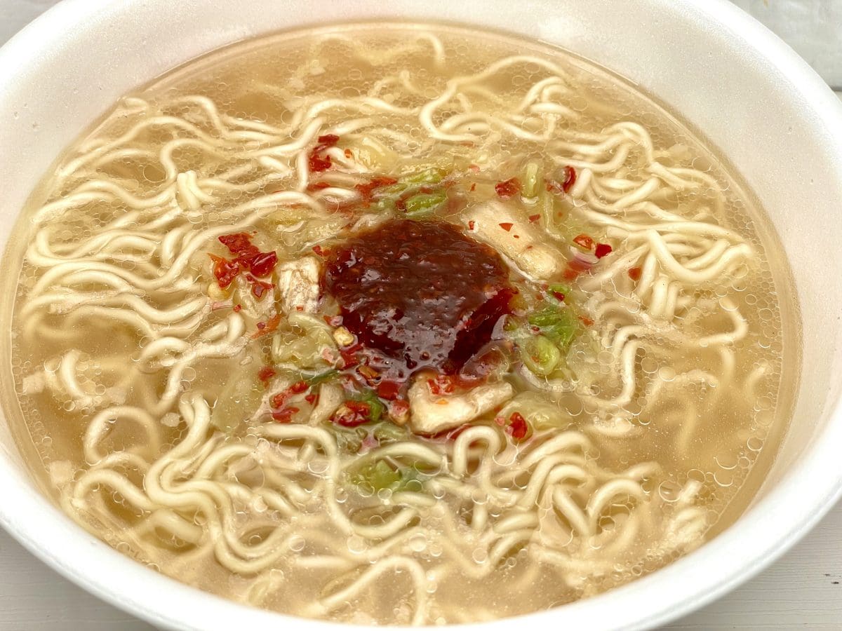 寿がきや
岐阜タンメン辛口／辛味あんはお好みの辛さで加減して投入するタイプです。この段階ですでににんにくのよい香りが鼻を刺激してくれます