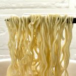 寿がきや 岐阜タンメン辛口／麺は中細ノンフライ平打ち麺で寿がきやらしいコシと食べ応えがあります