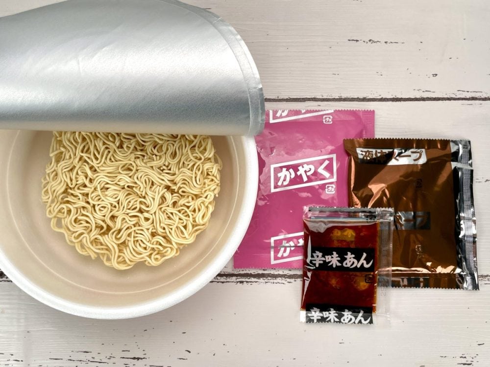 寿がきや 岐阜タンメン辛口／内容は中細ノンフライ麺、乾燥かやく（白菜・キャベツ・唐辛子）と液体スープ、そして岐阜タンメンの特徴でもある「辛味あん」です