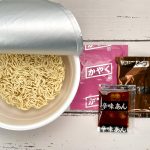 寿がきや 岐阜タンメン辛口／内容は中細ノンフライ麺、乾燥かやく（白菜・キャベツ・唐辛子）と液体スープ、そして岐阜タンメンの特徴でもある「辛味あん」です