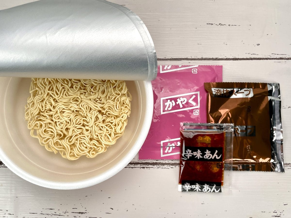寿がきや
岐阜タンメン辛口／内容は中細ノンフライ麺、乾燥かやく（白菜・キャベツ・唐辛子）と液体スープ、そして岐阜タンメンの特徴でもある「辛味あん」です