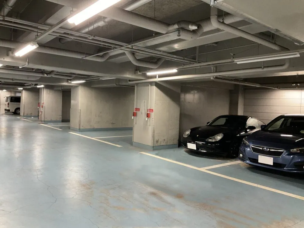 第2位　「なぜ駐車場がガラ空きなのに隣に…」わざわざ隣に停める“トナラー”の存在、その理由とは？自動車ジャーナリストが解説