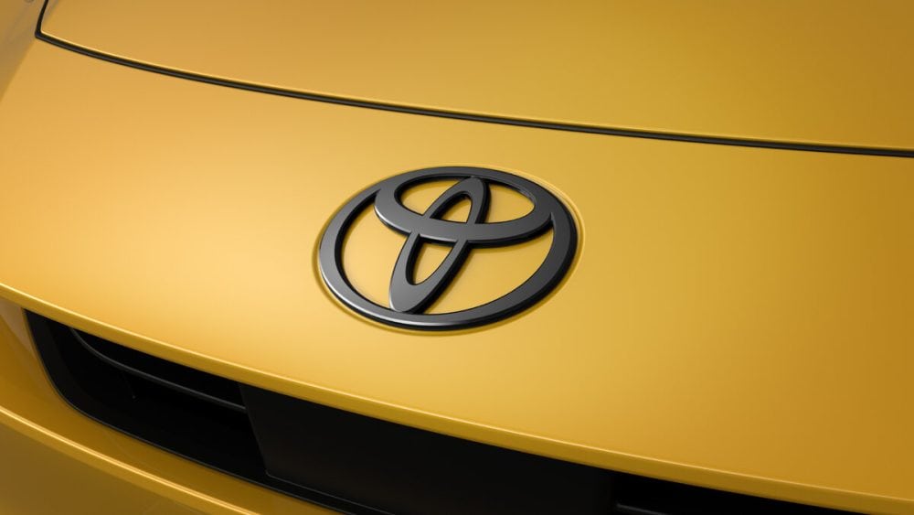 トヨタエンブレム、車名エンブレム、PHEVエンブレムもブラック仕上げ