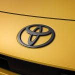 トヨタエンブレム、車名エンブレム、PHEVエンブレムもブラック仕上げ