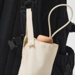 収納袋にはスナップボタン式の取っ手がついており、カラビナなどに引っ掛けて持ち運びもできる