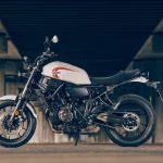 ヤマハの往年のスポーツバイクを想起させる水平基調をモチーフとしたヘッドランプ、タンク、シートが連なる美しい造形