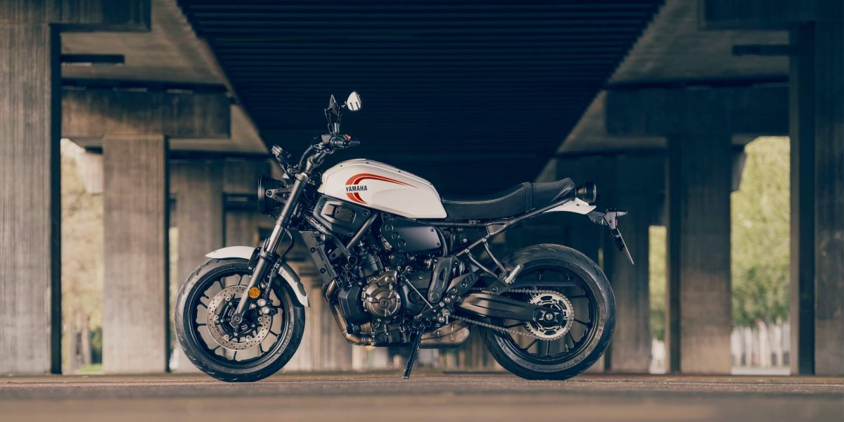 ヤマハの往年のスポーツバイクを想起させる水平基調をモチーフとしたヘッドランプ、タンク、シートが連なる美しい造形