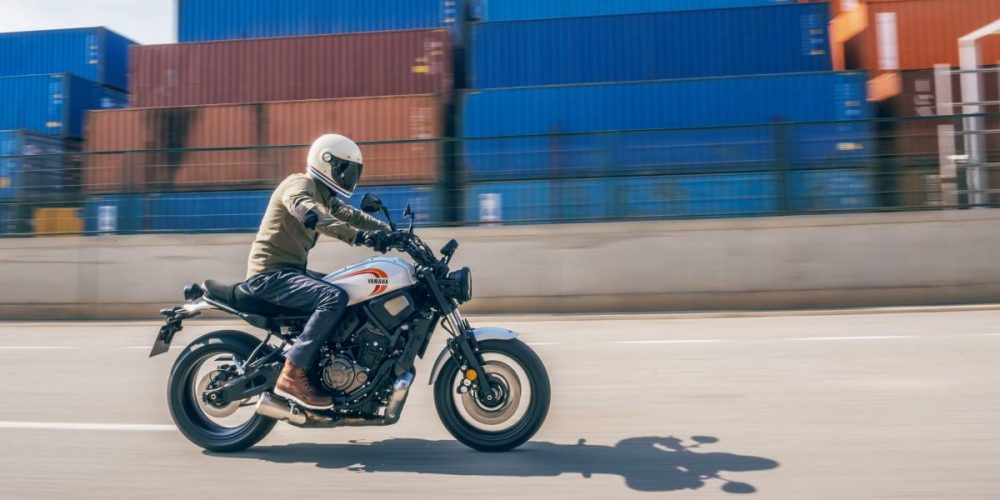 コンパクト化されたボディとアップライトなポジションによって、街乗りからワインディングまで気軽にスポーティな走りを楽しむことができる